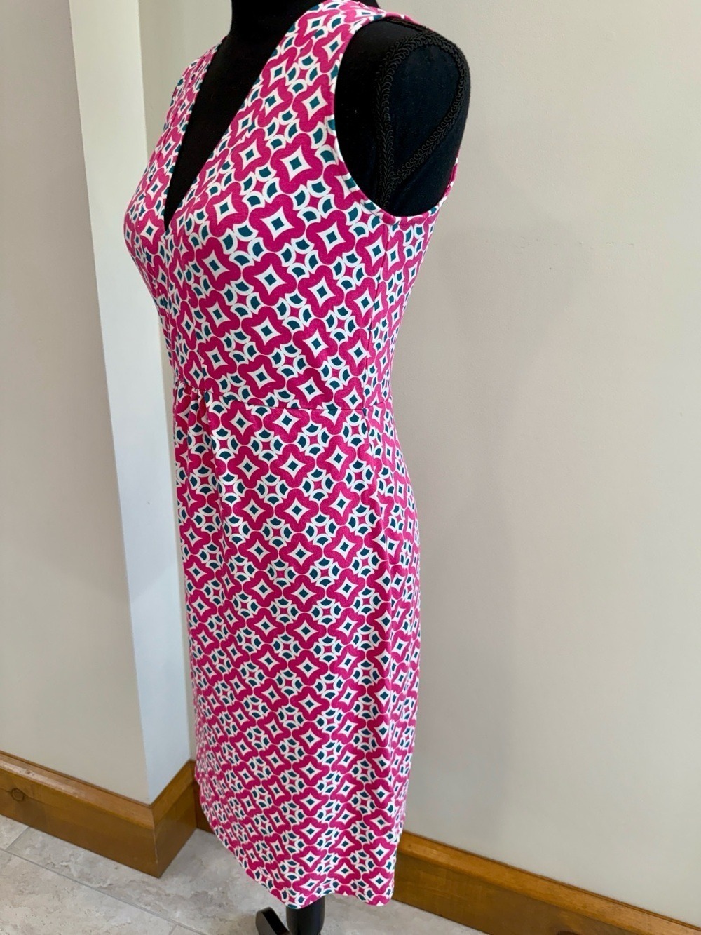 Boden Eden Pink & Green
Geometric Print Sleeveless Jersey Knit Dress Size 2 - Picture 3 of 5